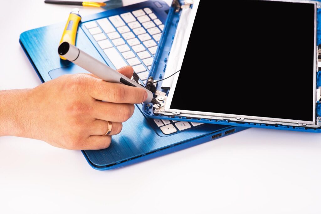 Engineer repairs blue laptop pc computer screen laptop screen replacement installs equipment cpu 205121 1530